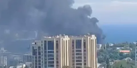 У Ялті після атаки БЕК над портом здійнявся стовп чорного диму