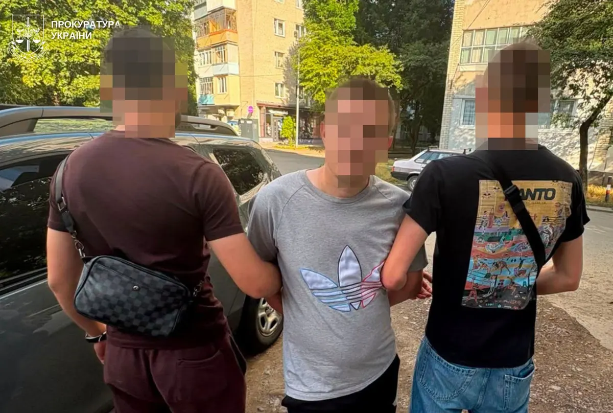У Львові чоловік зірвав з жінки золотий кулон і зламав їй руку
