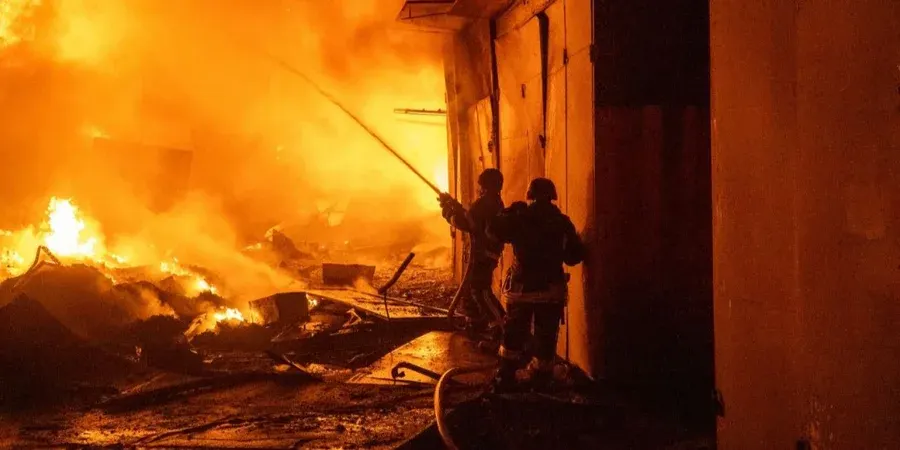 У Хмельницькому на ринку горіло після удару БПЛА: четверо рятувальників поранені