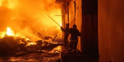 У Хмельницькому на ринку горіло після удару БПЛА: четверо рятувальників поранені