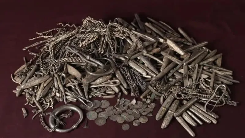 У Данії чоловік викопав у дворі 18,5 кг срібла часів вікінгів