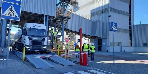 Вже не суто чоловіча професія: понад 1500 українок опанували керування вантажівками