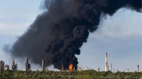 У Сизрані після атаки дронів горить НПЗ