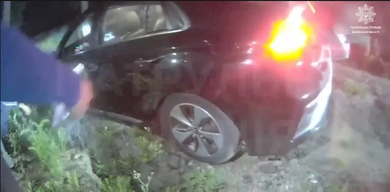 У Луцьку Hyundai злетів у рів: водій не помітив небезпечної ділянки