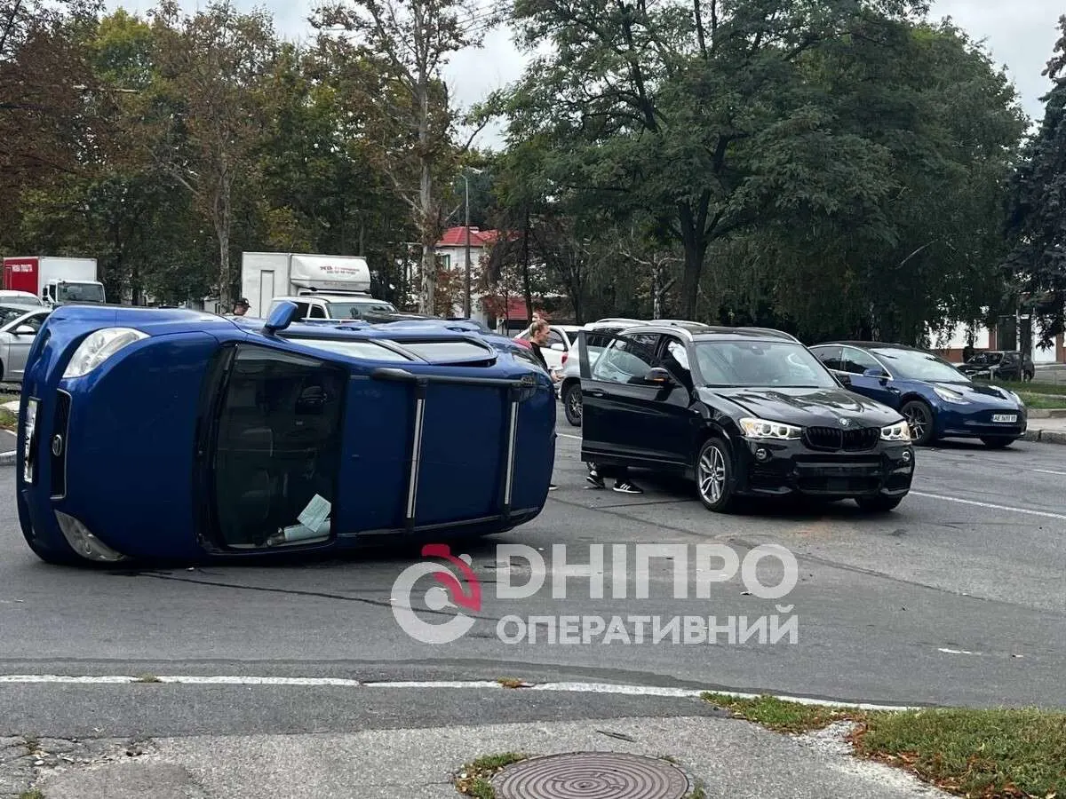 У Дніпрі на проспекті Олександра Поля перекинувся Daihatsu: подробиці ДТП