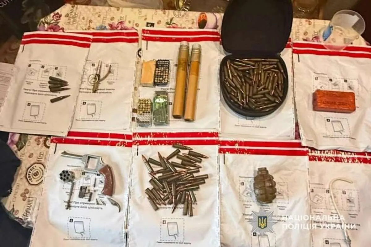 Арсенал удома: у Дніпрі чоловік тримав гранату, тротил та понад 150 набоїв