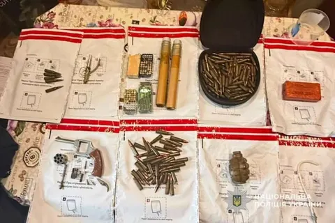Арсенал удома: у Дніпрі чоловік тримав гранату, тротил та понад 150 набоїв