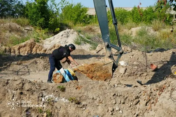 У Запоріжжі сапери три дні діставали авіабомбу з-під землі