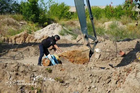 У Запоріжжі сапери три дні діставали авіабомбу з-під землі