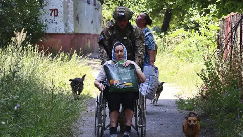 «Білі янголи» вивезли з Дружківки жінок із сімома котами та двома собаками