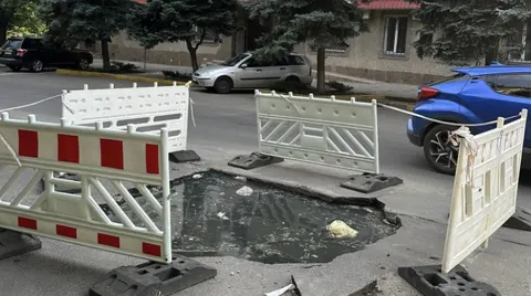Два місяці смороду: у центрі Миколаєва посеред вулиці — яма з нечистотами