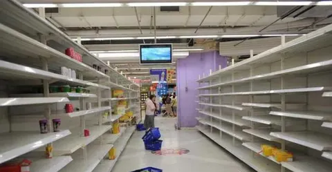Росія б'є по складах: чи зникнуть продукти з полиць українських магазинів
