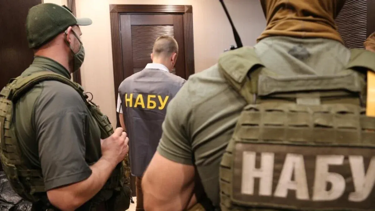 Слідчі дії в Мінвідновлення: посадовця підозрюють у хабарі за зняття санкцій