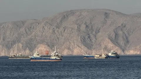 США зупинили судно Vela Nova біля берегів Ірану: гелікоптер випустив ракети