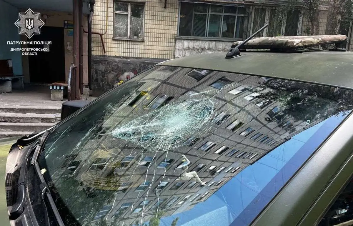 У Дніпрі чоловік розтрощив авто та напав на поліцейських