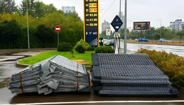 Укрнафта почала огороджувати столичні АЗС габіонами: що це дає
