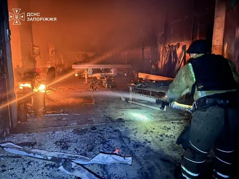 Нічний удар безпілотників по Запоріжжю: зайнялося СТО, пожежу загасили