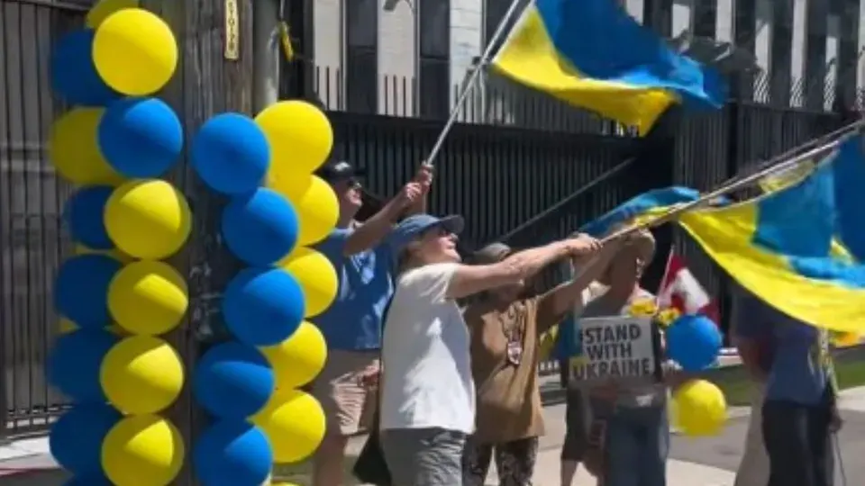 У Канади біля посольства РФ з’явилися гірлянди з синьо-жовтих кульок