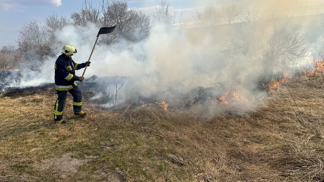 Серпнева статистика: на Рівненщині за місяць сталося понад 500 пожеж