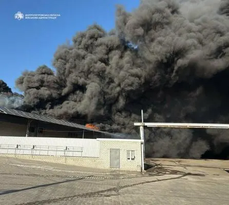 Понад 60 атак за добу: на Дніпропетровщині 11 поранених, горів ТРЦ