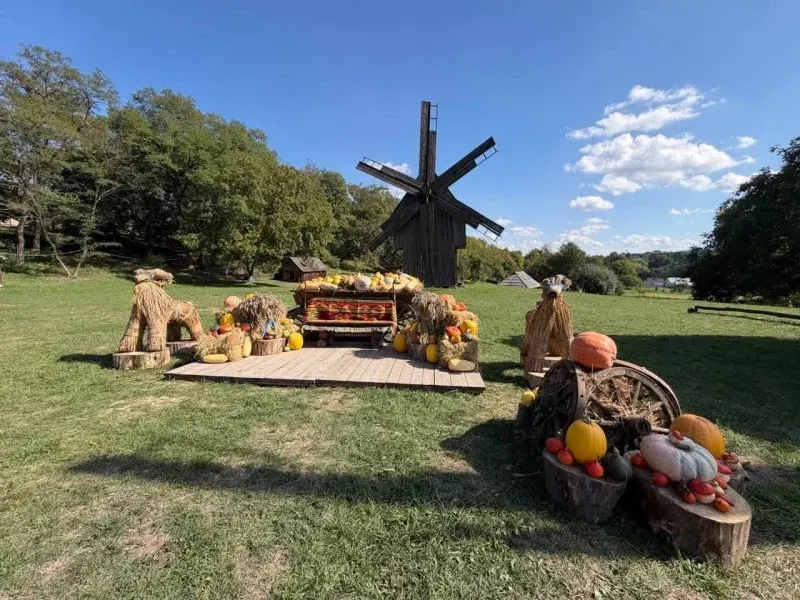У чернівецькому скансені з'явилися осінні фотозони з гарбузами та солом'яними фігурами