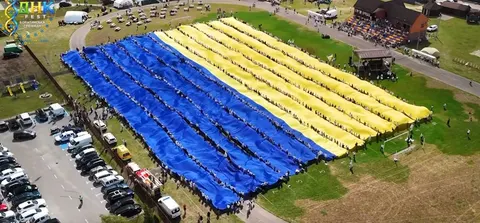 На Волині розгорнули найбільший прапор України: рекорд зафіксували офіційно