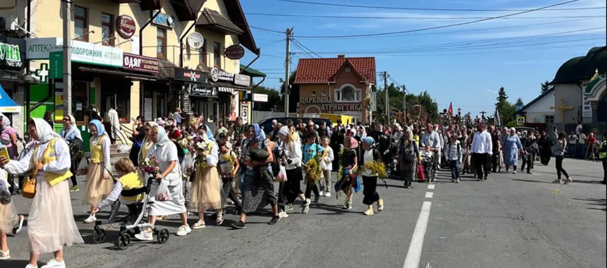 У Почаєві перекривали рух через ходу вірян: у поліції пояснили причину