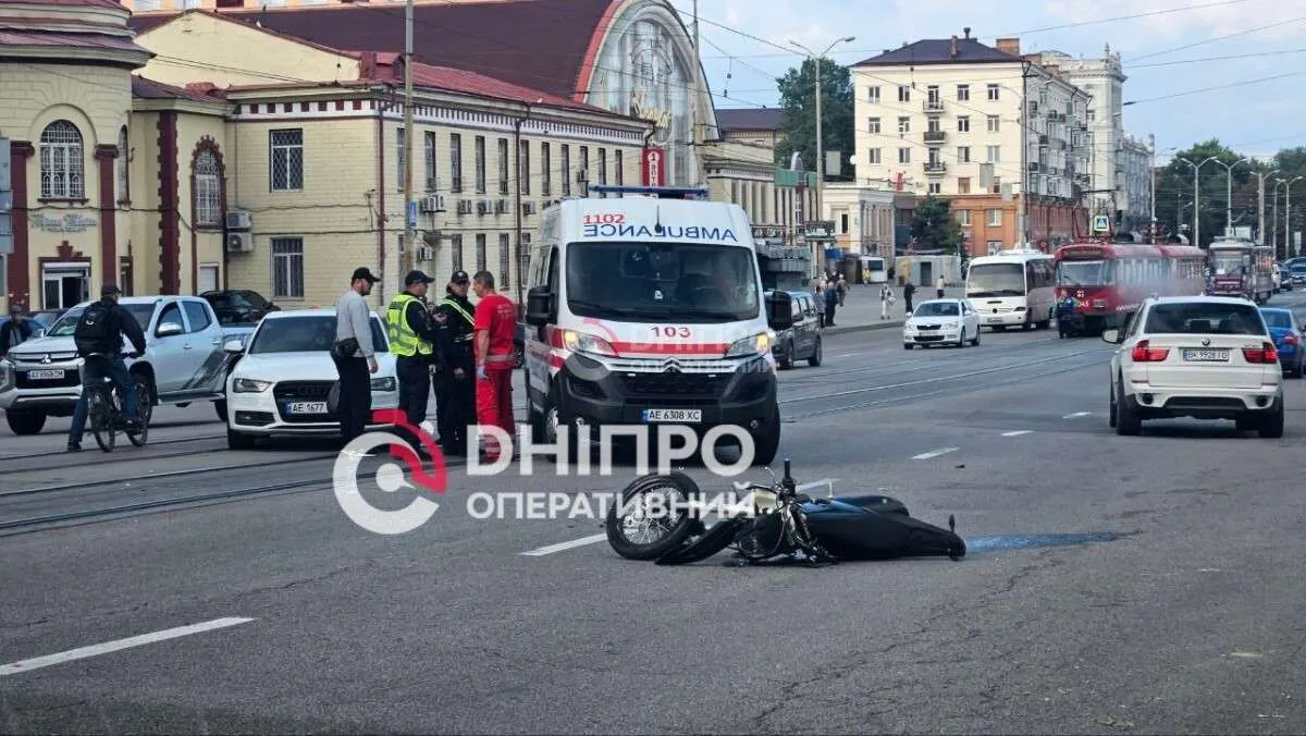 У Дніпрі на Степана Бандери AUDI зіткнувся з мотоциклом кур'єра: є постраждалий