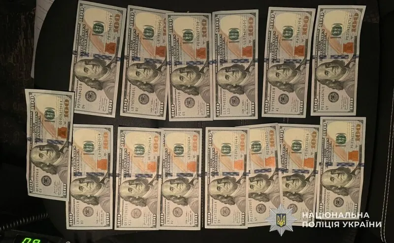 Майже 2 тисячі доларів у службовому авто: на Тернопільщині водій намагався відкупитися від ТЦК