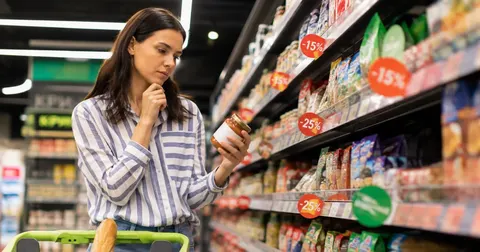 Прострочені продукти в супермаркетах: що з ними роблять і чи можна купувати