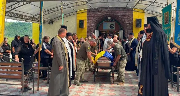 «Віддав життя за Україну»: на Тернопільщині попрощалися з воїном Миколою Василиком