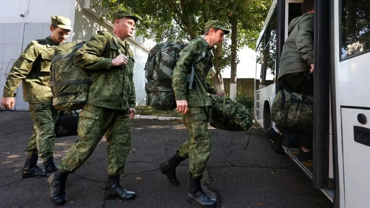 Росіяни готуються тікати: звернень про виїзд побільшало у 8 разів