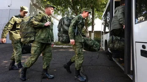 Росіяни готуються тікати: звернень про виїзд побільшало у 8 разів