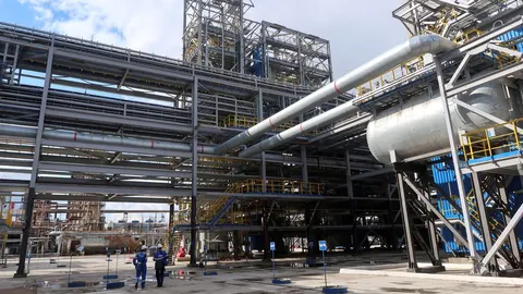Українські війська вночі атакували НПЗ у Башкортостані: пожежа на об'єкті «Газпром нафтохім Салават»