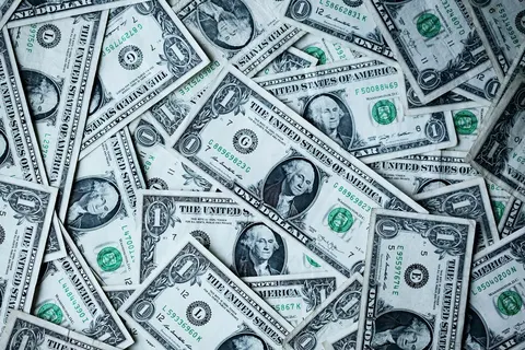 Скільки доларів можна вивезти з України у 2026 році: правила та ліміти
