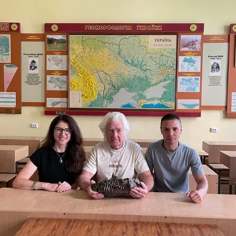 На Львівщині чоловік витяг із річки 7-кілограмовий зуб мамонта