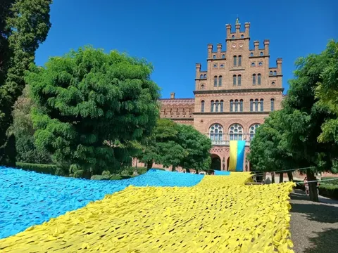 У Чернівцях готують три рекорди України: гігантський прапор і понад 2 тонни допо