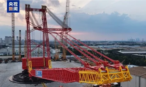 Китай створив найпотужніший у світі кран: 14 000 тонн вантажу