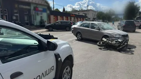 На Франківщині мотоцикл зіткнувся зі Škoda Octavia: 18-річний водій у лікарні
