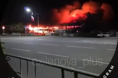 У Єнакієвому палає ТЦ «Галактика»: перед пожежею чули вибухи