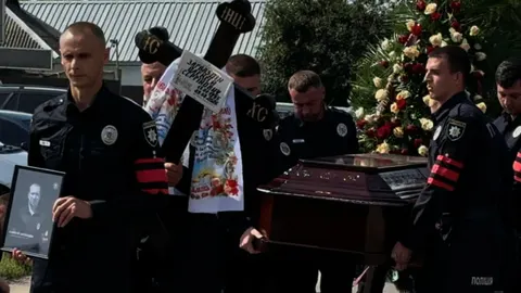 На Харківщині попрощалися з поліцейським, який загинув через удар РФ під час заб