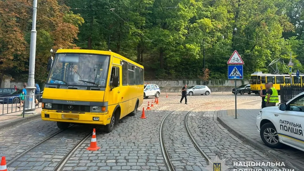 У Львові автобус збив 21-річну дівчину: постраждалу госпіталізували
