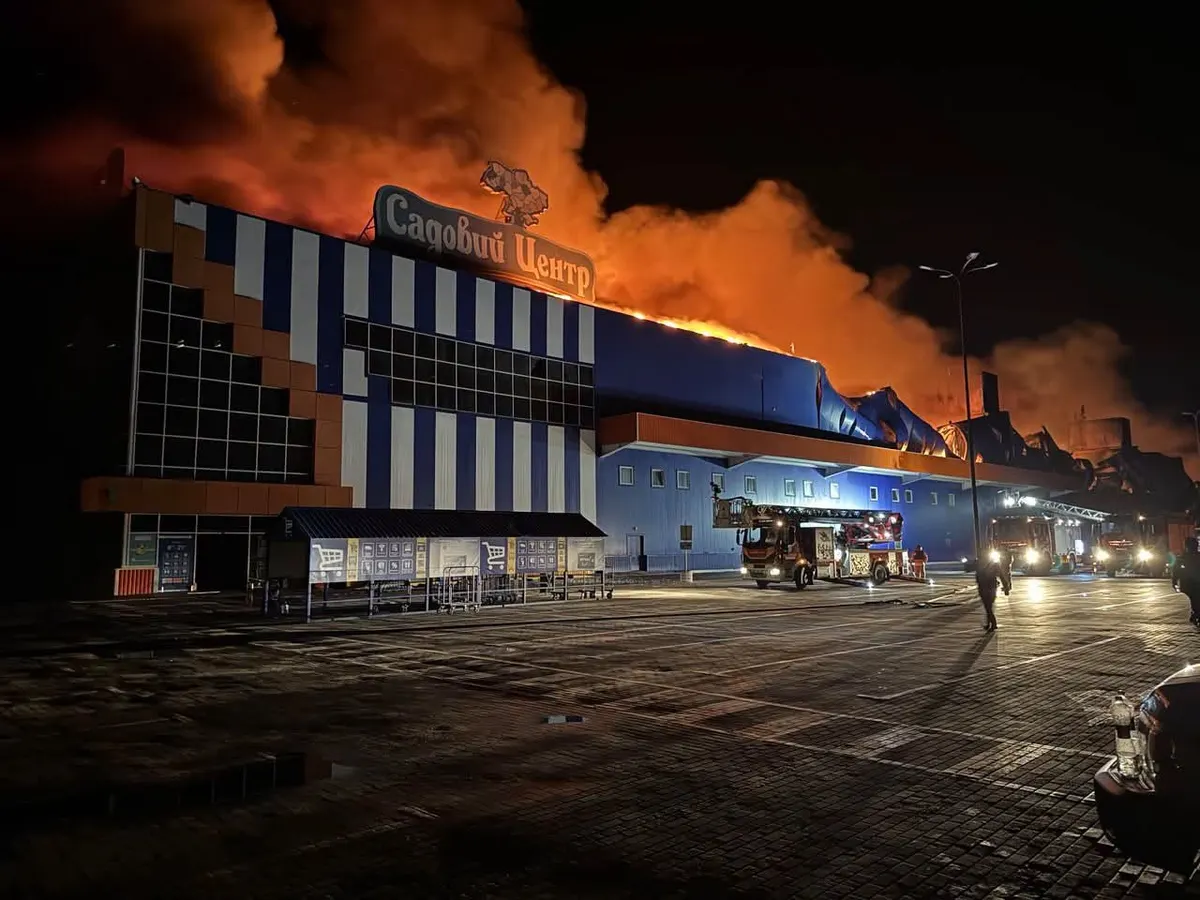 «Ми б урятували»: як працівники «Епіцентру» в Миколаєві добу гасили пожежі під обстрілами
