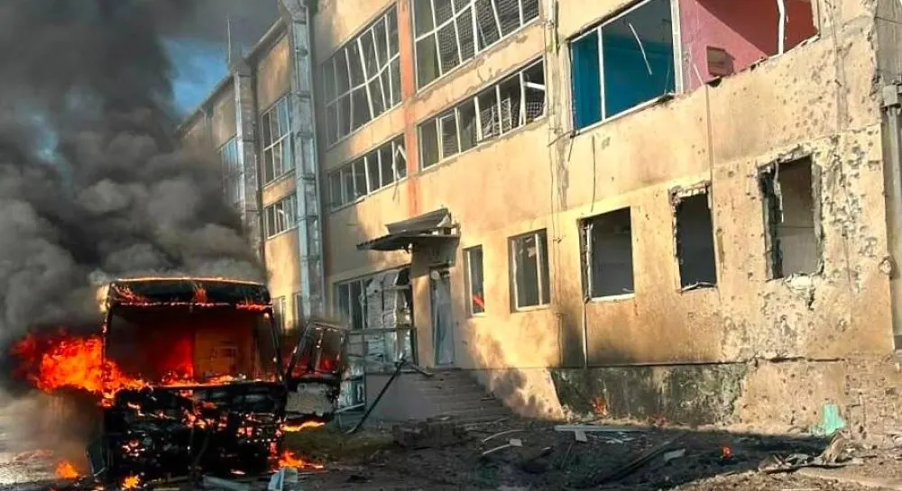 Російський безпілотник пошкодив ліцей і шкільний автобус у Миколаєві
