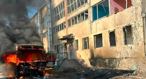 Російський безпілотник пошкодив ліцей і шкільний автобус у Миколаєві