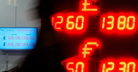 Росіяни масово забирають гроші з банків: обсяги можуть удвічі перевищити показники 2022 року