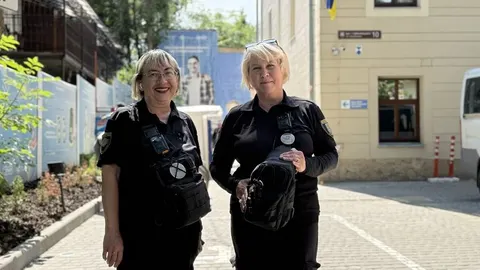 У Львові контролерки врятували чоловіка, який знепритомнів на зупинці