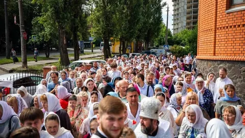 Понад 500 вірян УПЦ вирушили хресною ходою з Хмельниччини до Почаївської лаври