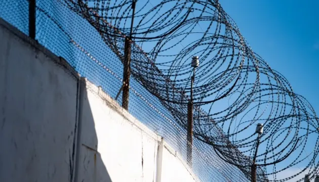 За електрошокери та кийки: двом працівникам тульської колонії оголосили підозру заочно
