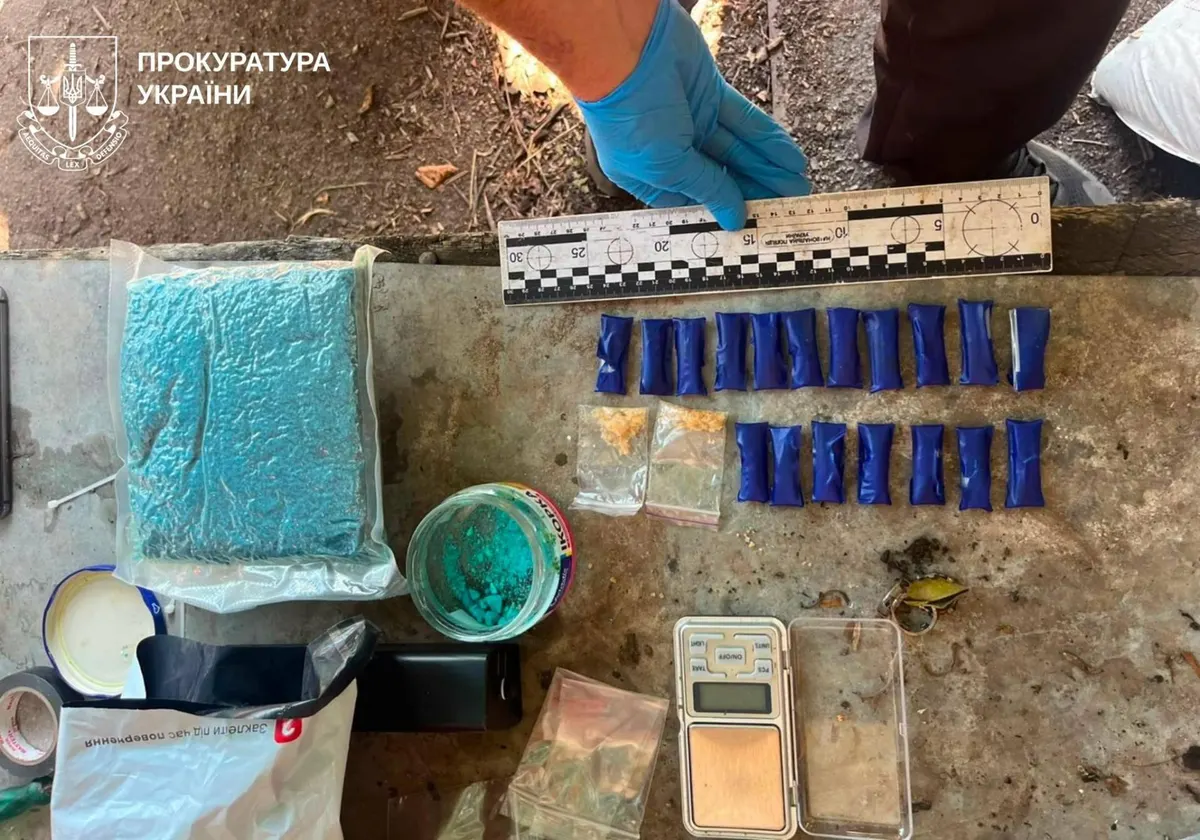 Шкарпетки з «сюрпризом» та чуже ім'я: на Харківщині викрили поштовий збут PVP